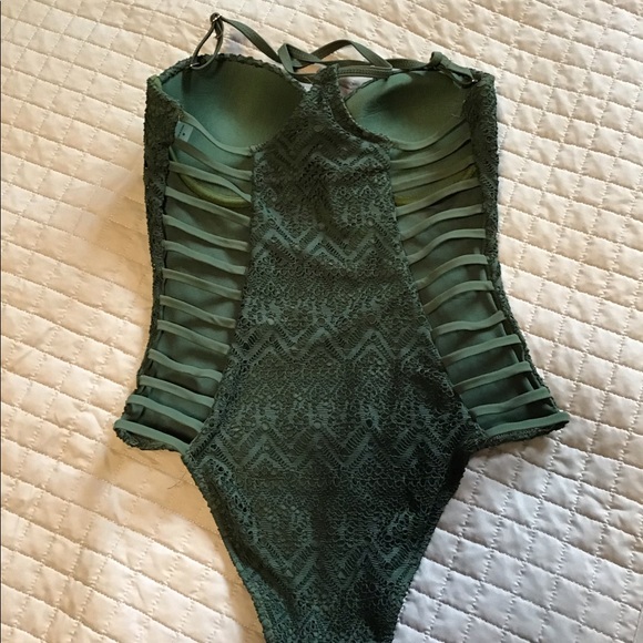 High cut 1 piece bathing suit - Picture 2 of 2